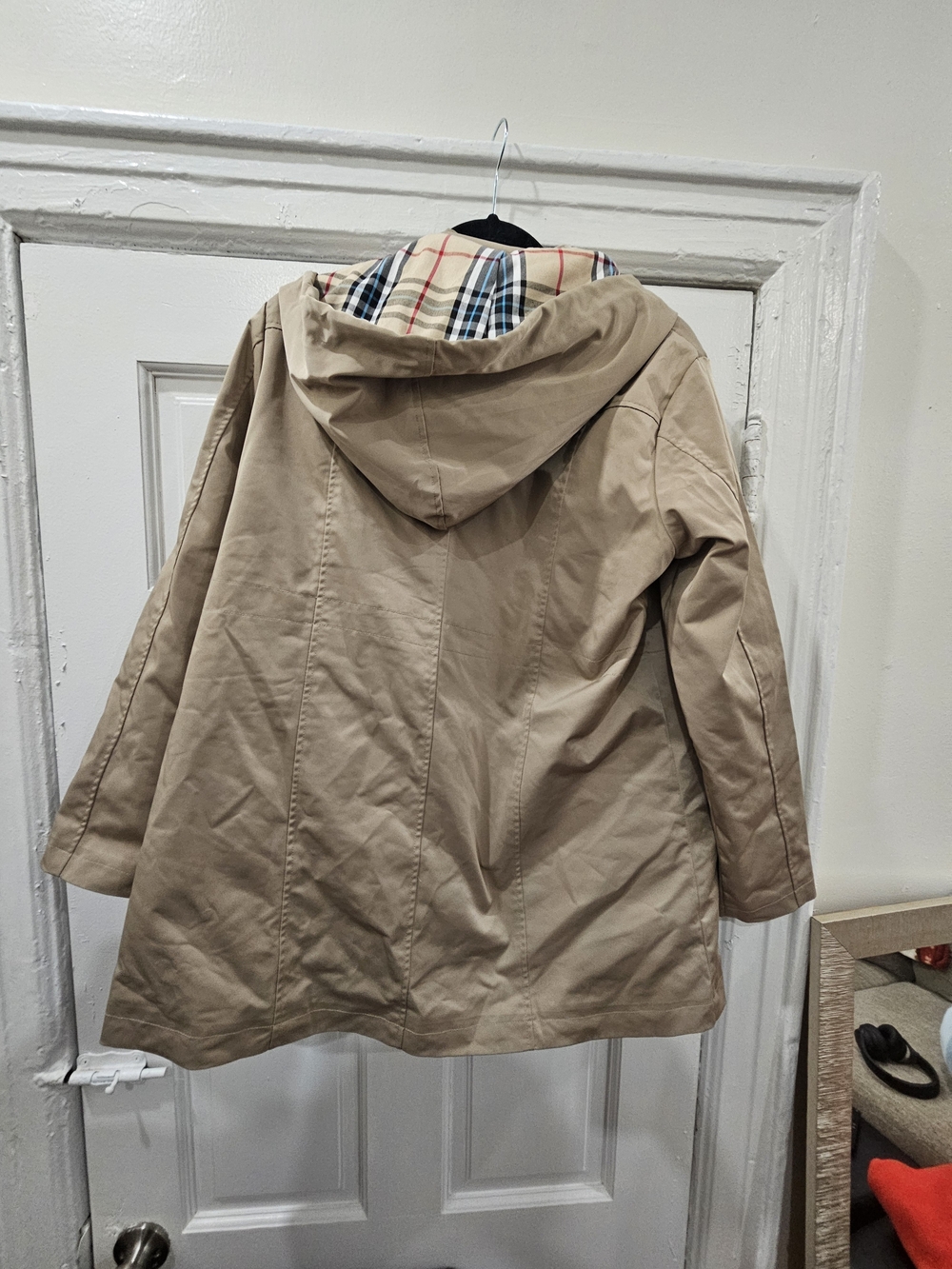 Classic Beige Trench Coat with Plaid Lining - Picture 3 of 3